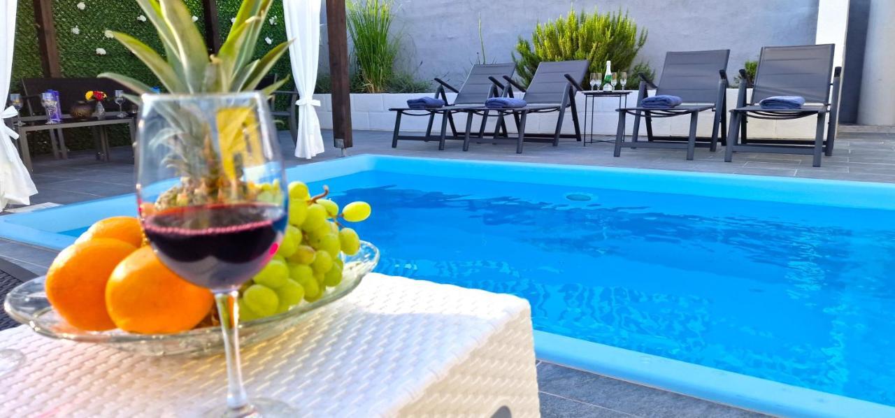 Sunny Holiday House With Pool Каштела Экстерьер фото