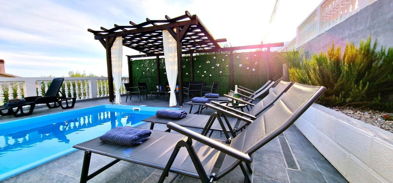 Sunny Holiday House With Pool Каштела Экстерьер фото