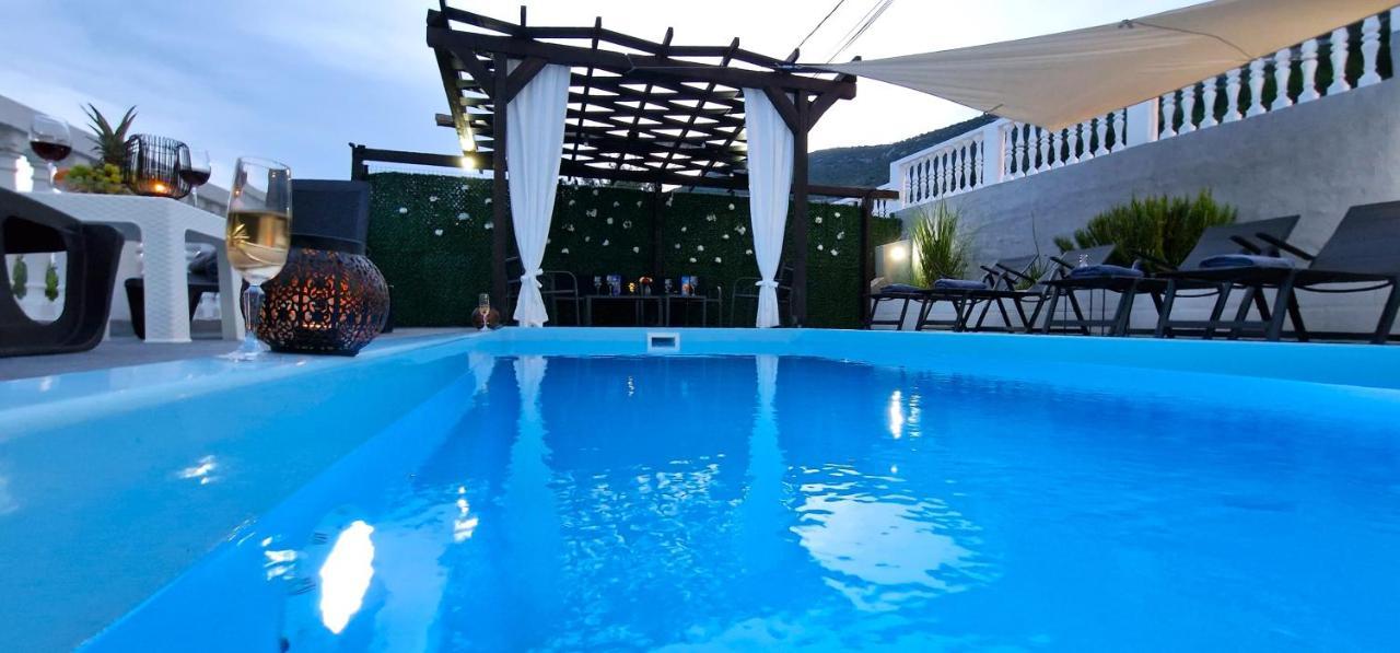 Sunny Holiday House With Pool Каштела Экстерьер фото