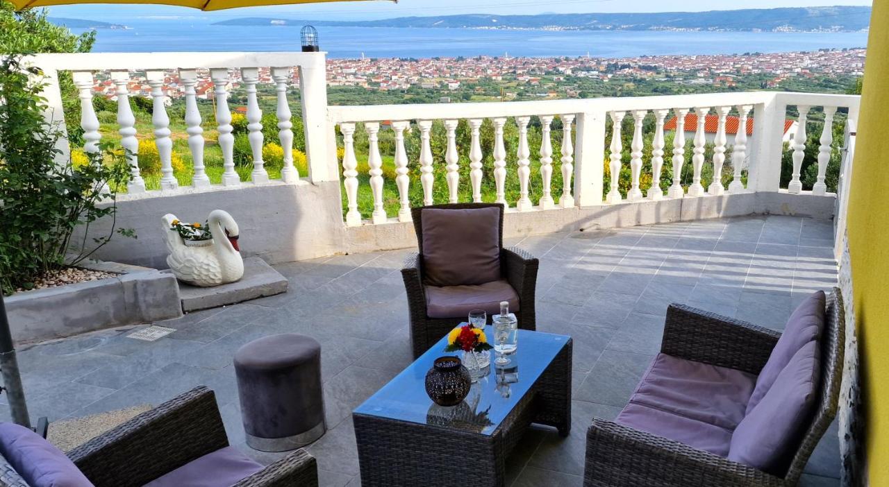 Sunny Holiday House With Pool Каштела Экстерьер фото