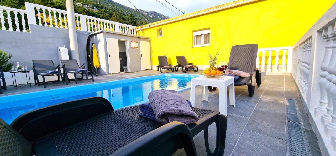 Sunny Holiday House With Pool Каштела Экстерьер фото