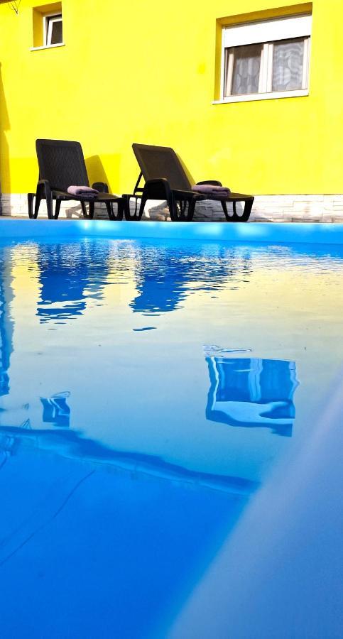 Sunny Holiday House With Pool Каштела Экстерьер фото