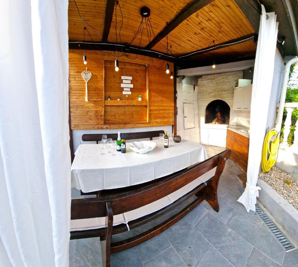 Sunny Holiday House With Pool Каштела Экстерьер фото