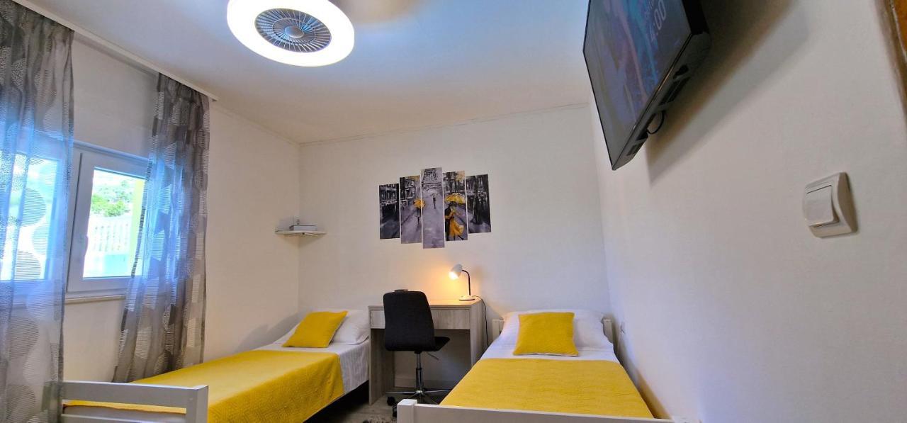 Sunny Holiday House With Pool Каштела Экстерьер фото