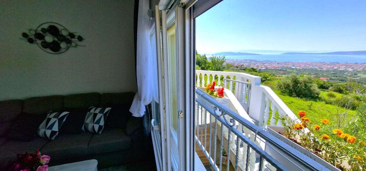 Sunny Holiday House With Pool Каштела Экстерьер фото