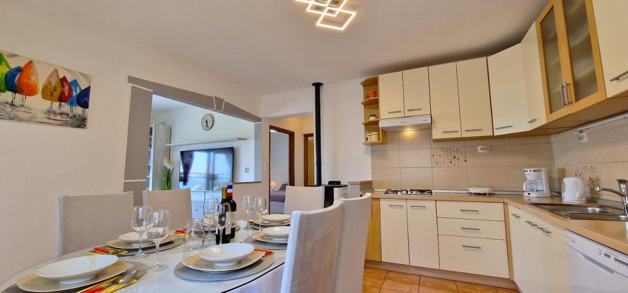 Sunny Holiday House With Pool Каштела Экстерьер фото