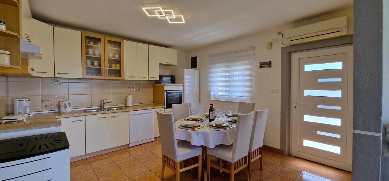 Sunny Holiday House With Pool Каштела Экстерьер фото